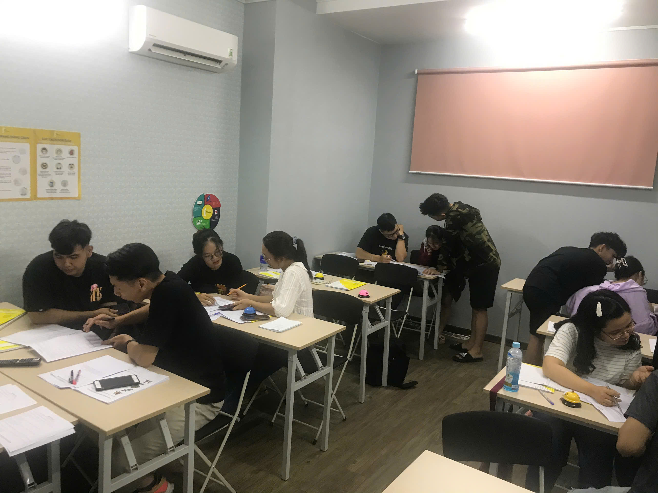 Học viên trao đổi bài tập theo nhóm trong lớp