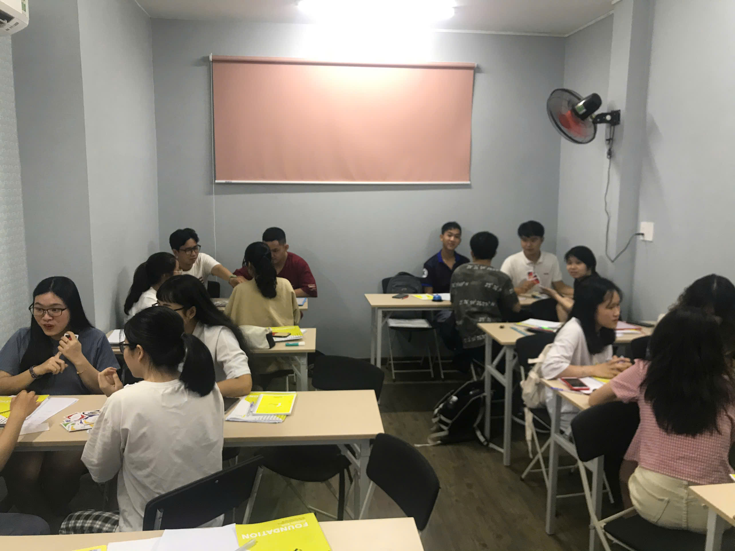 Các nhóm học viên cùng trao đổi
