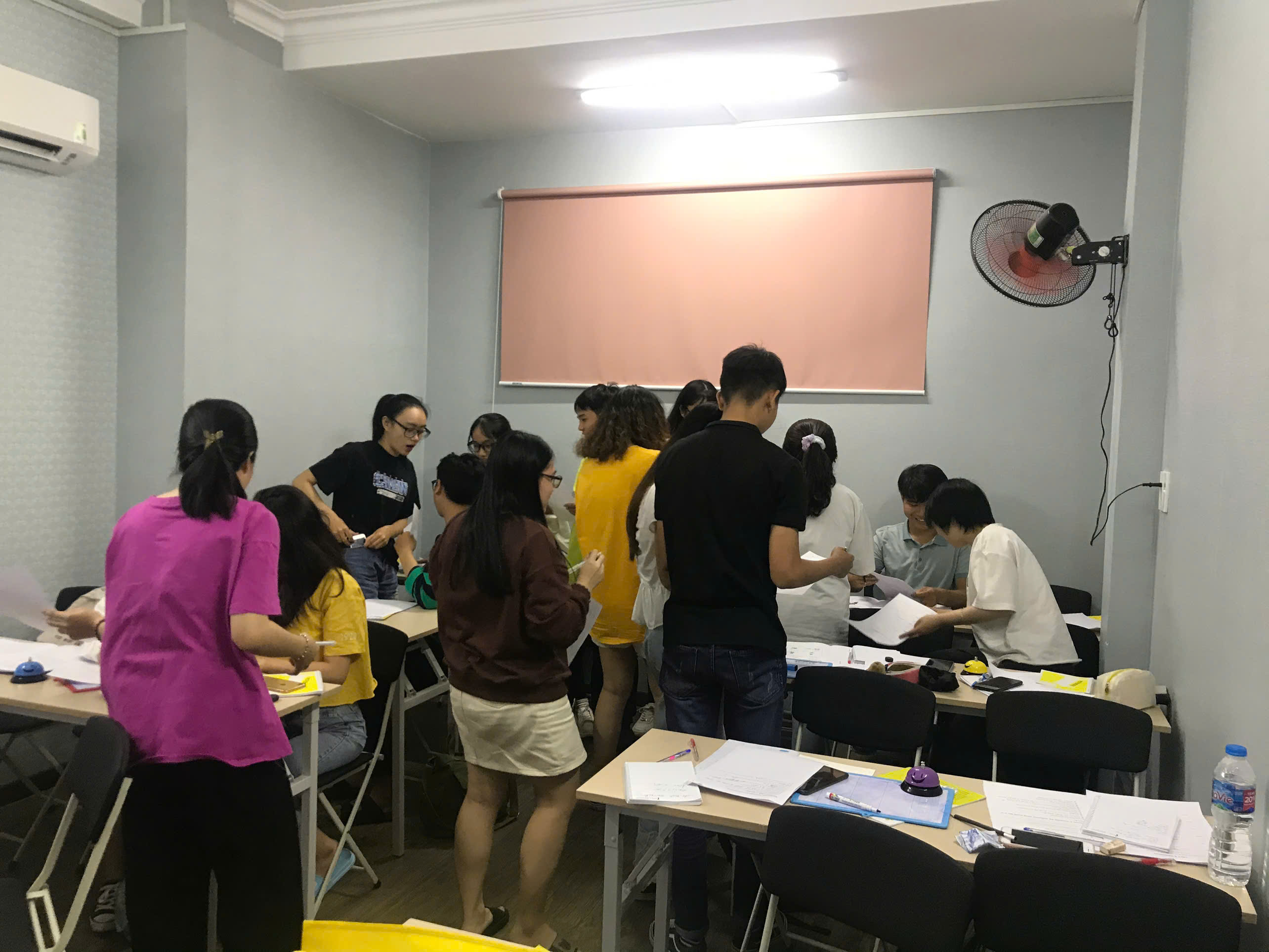 Lớp học cùng thực hành bài tập