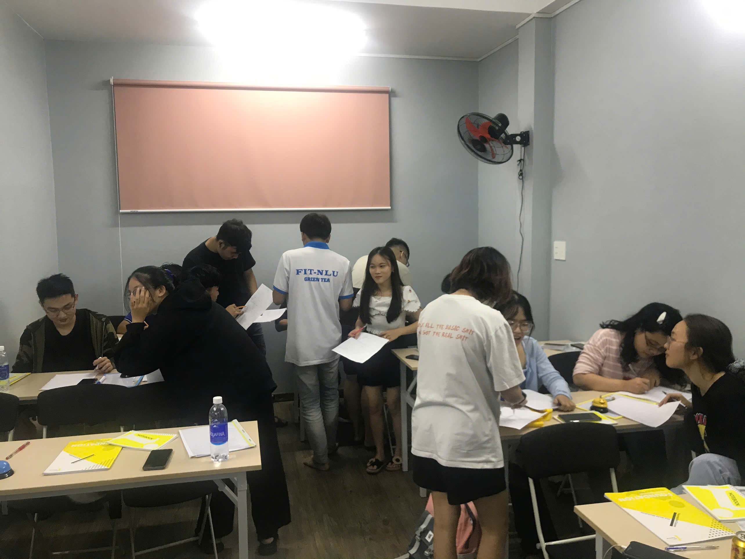 Học viên làm việc nhóm trong lớp