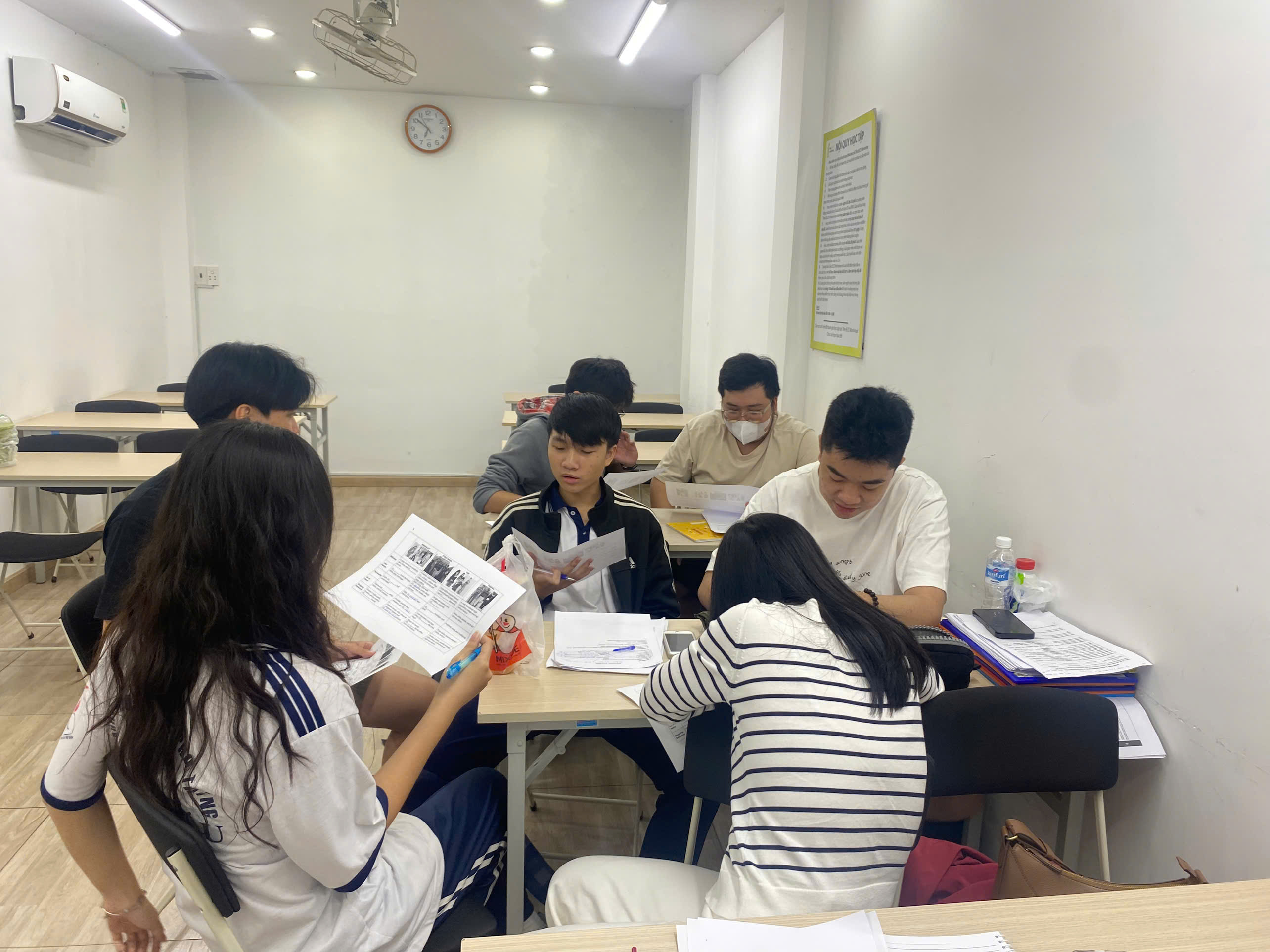Nhóm học viên cùng phân tích bài tập