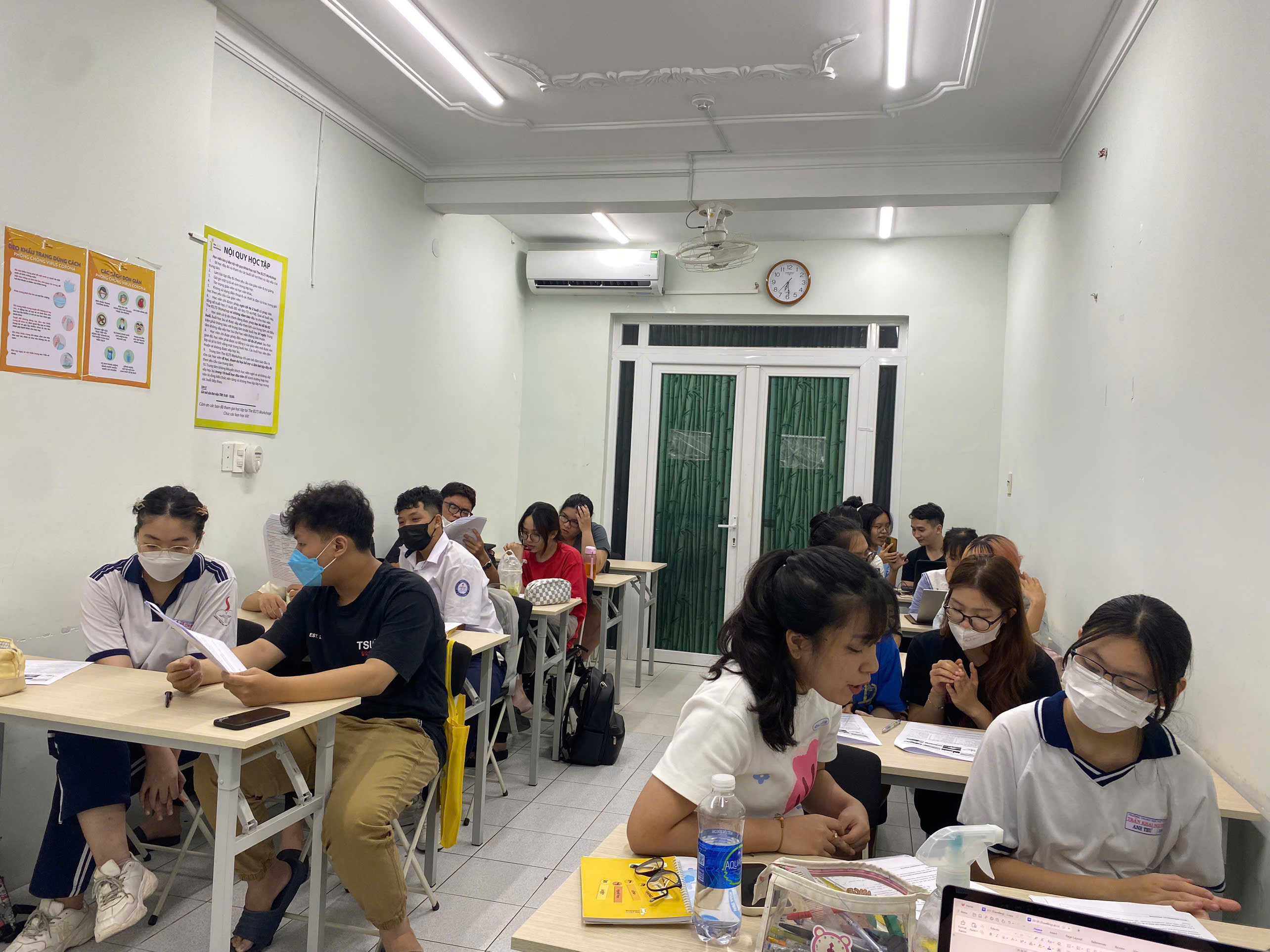 Lớp học cùng thảo luận bài tập