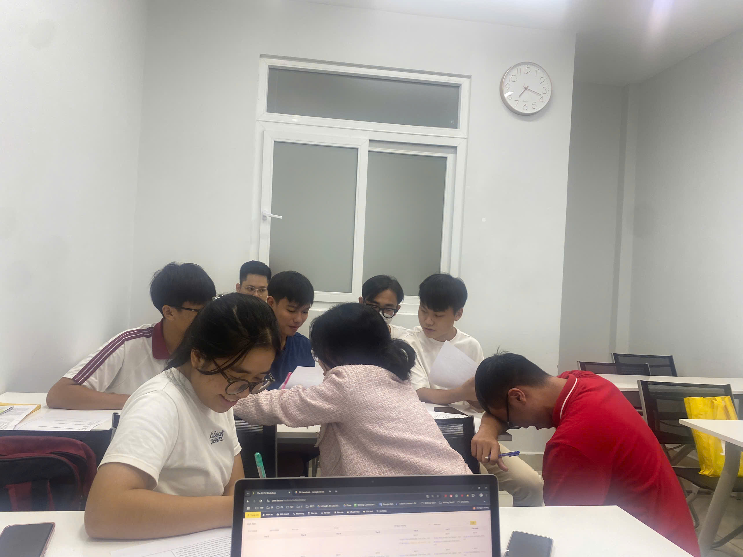 Học viên làm việc nhóm trong giờ học