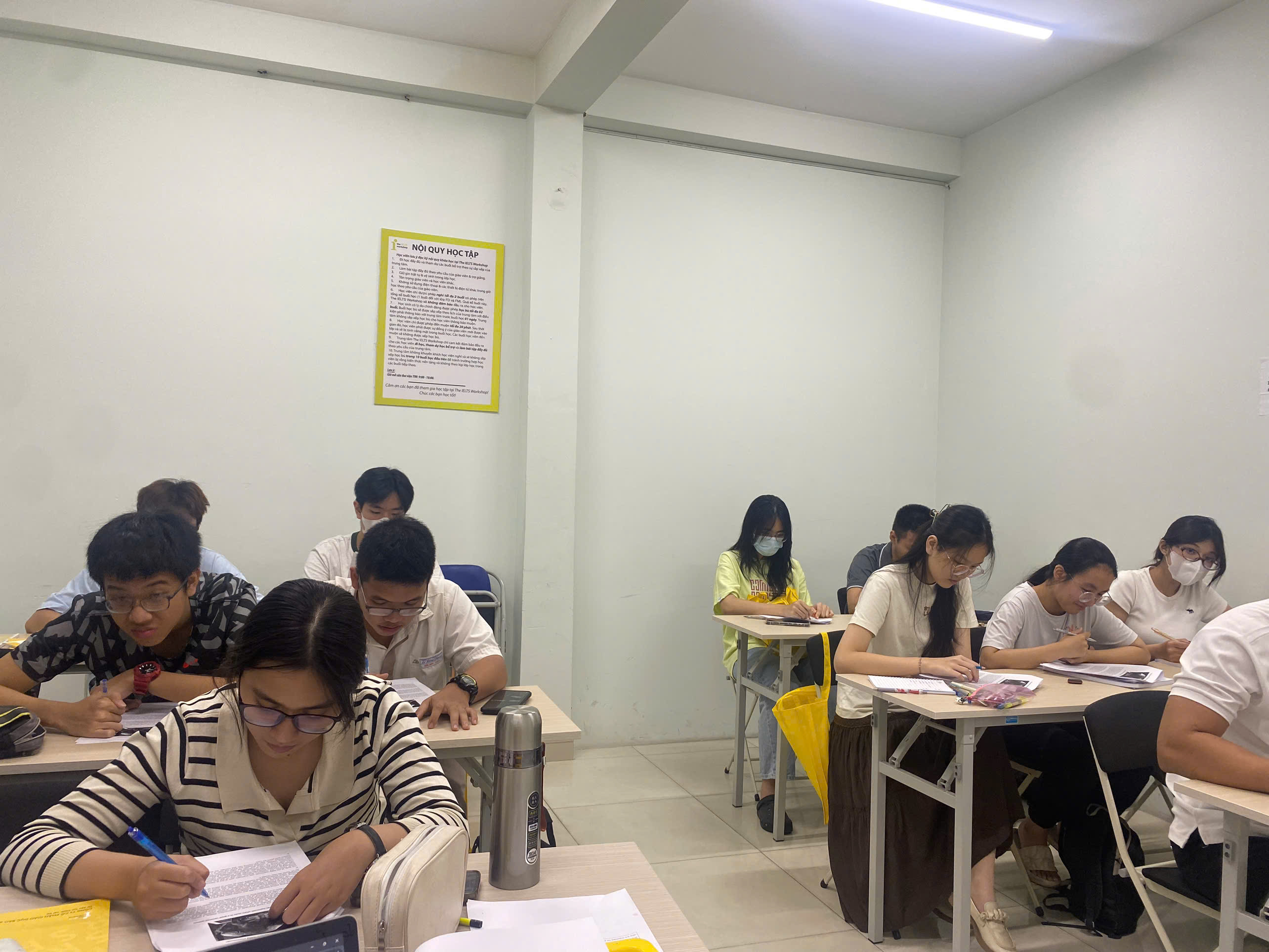 Học viên tập trung làm bài trong lớp
