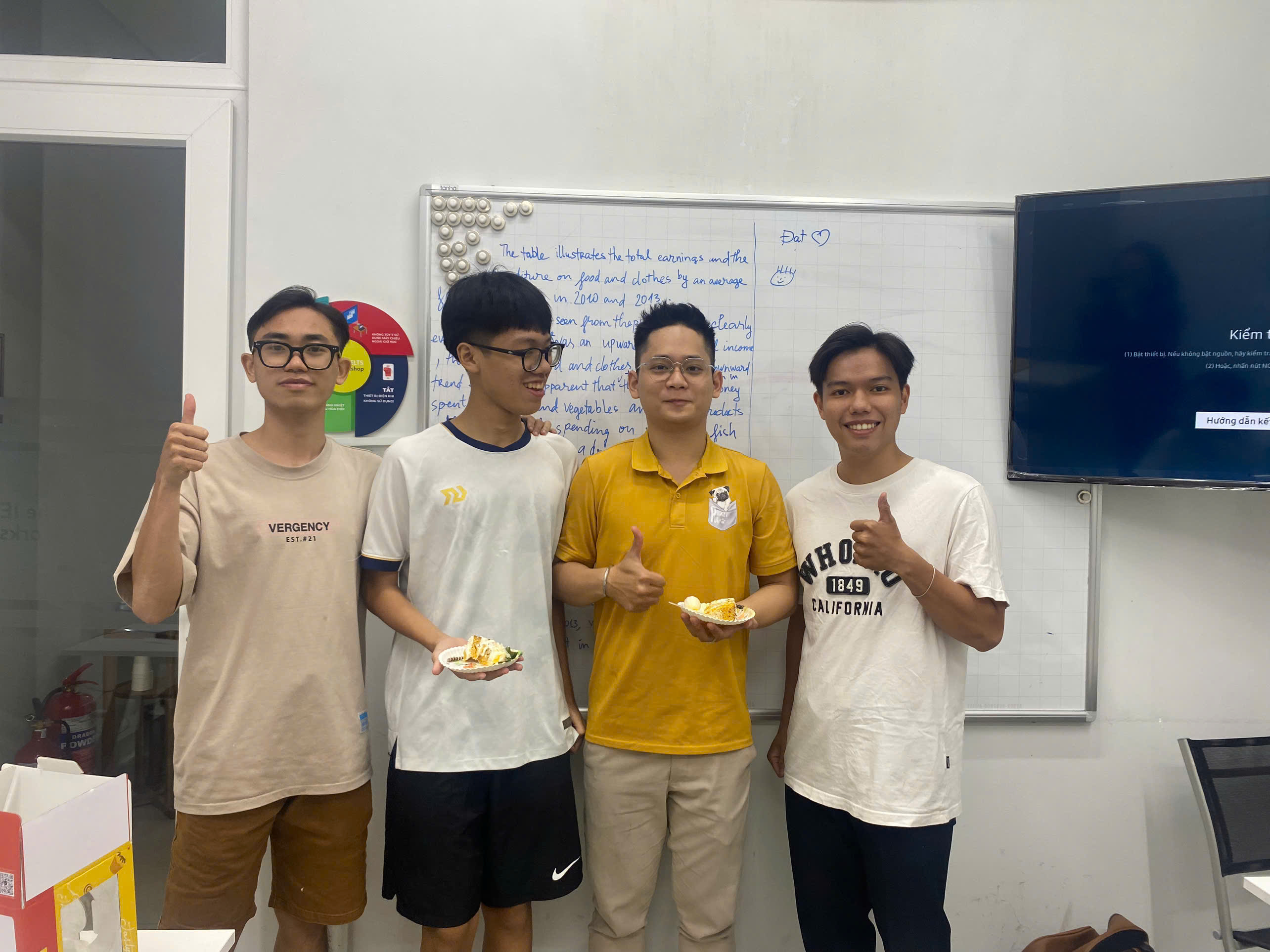 Học viên cùng chụp ảnh sau giờ học