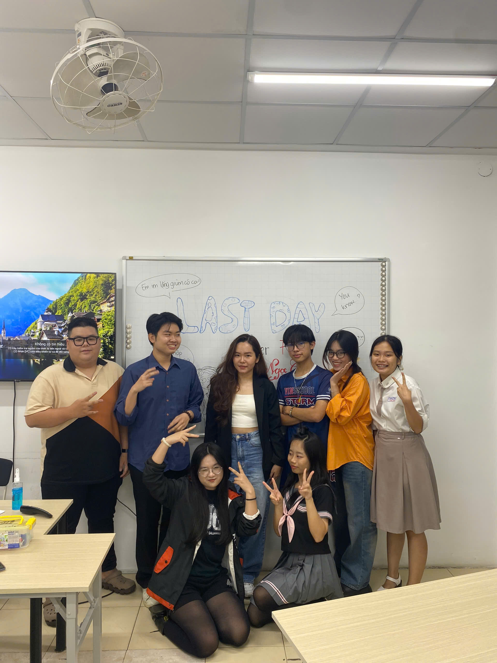 Khoảnh khắc cả lớp vui vẻ bên nhau