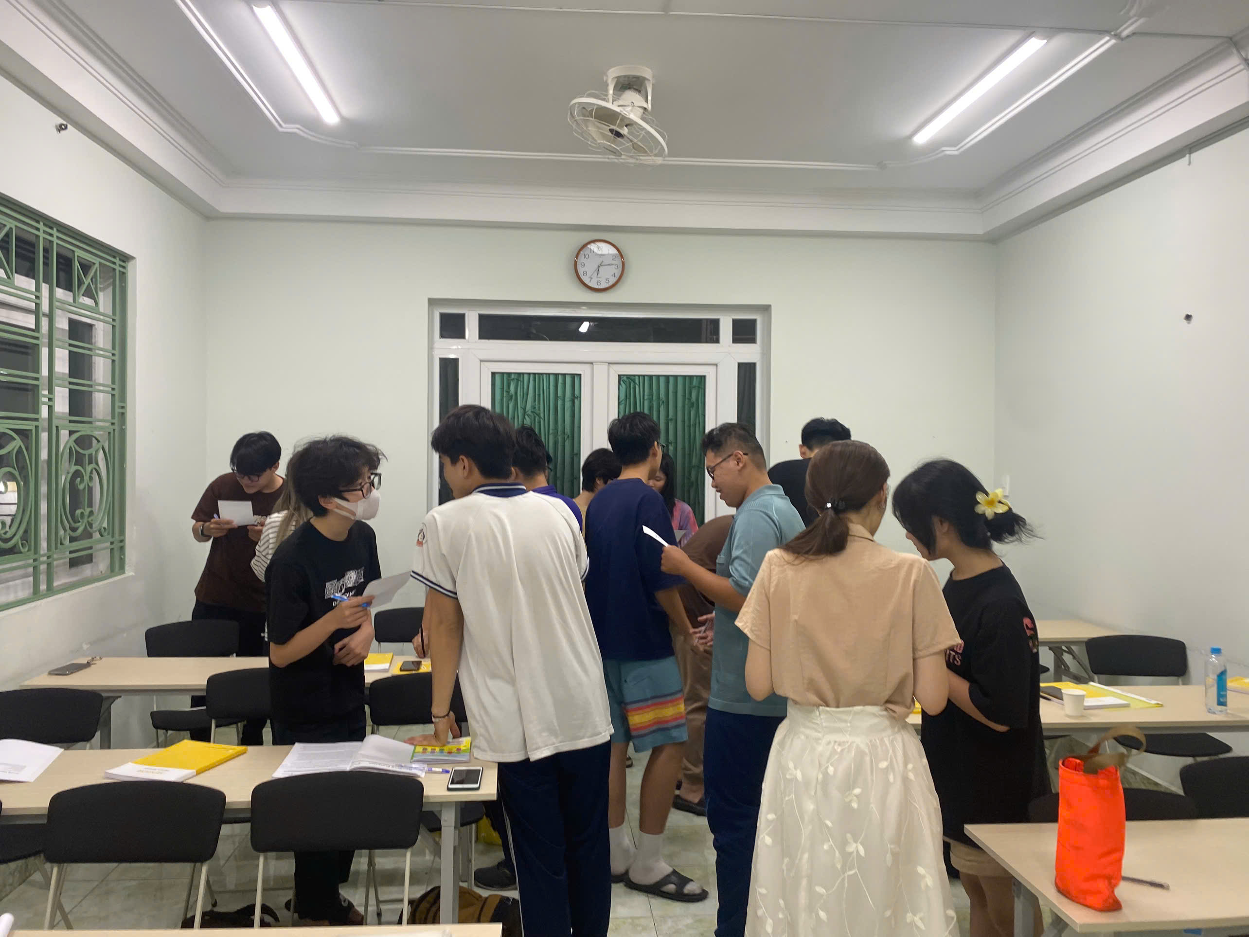 Hoạt động nhóm trong không gian lớp học