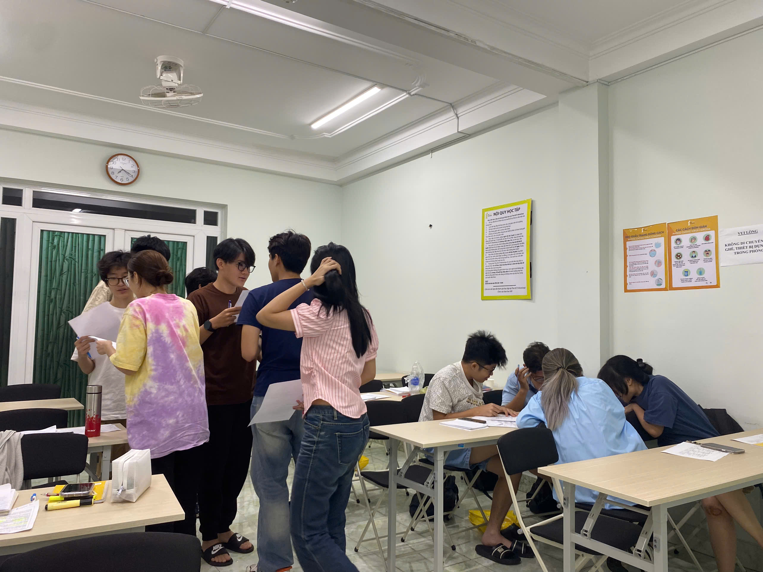 Thảo luận và hỗ trợ nhau trong lớp