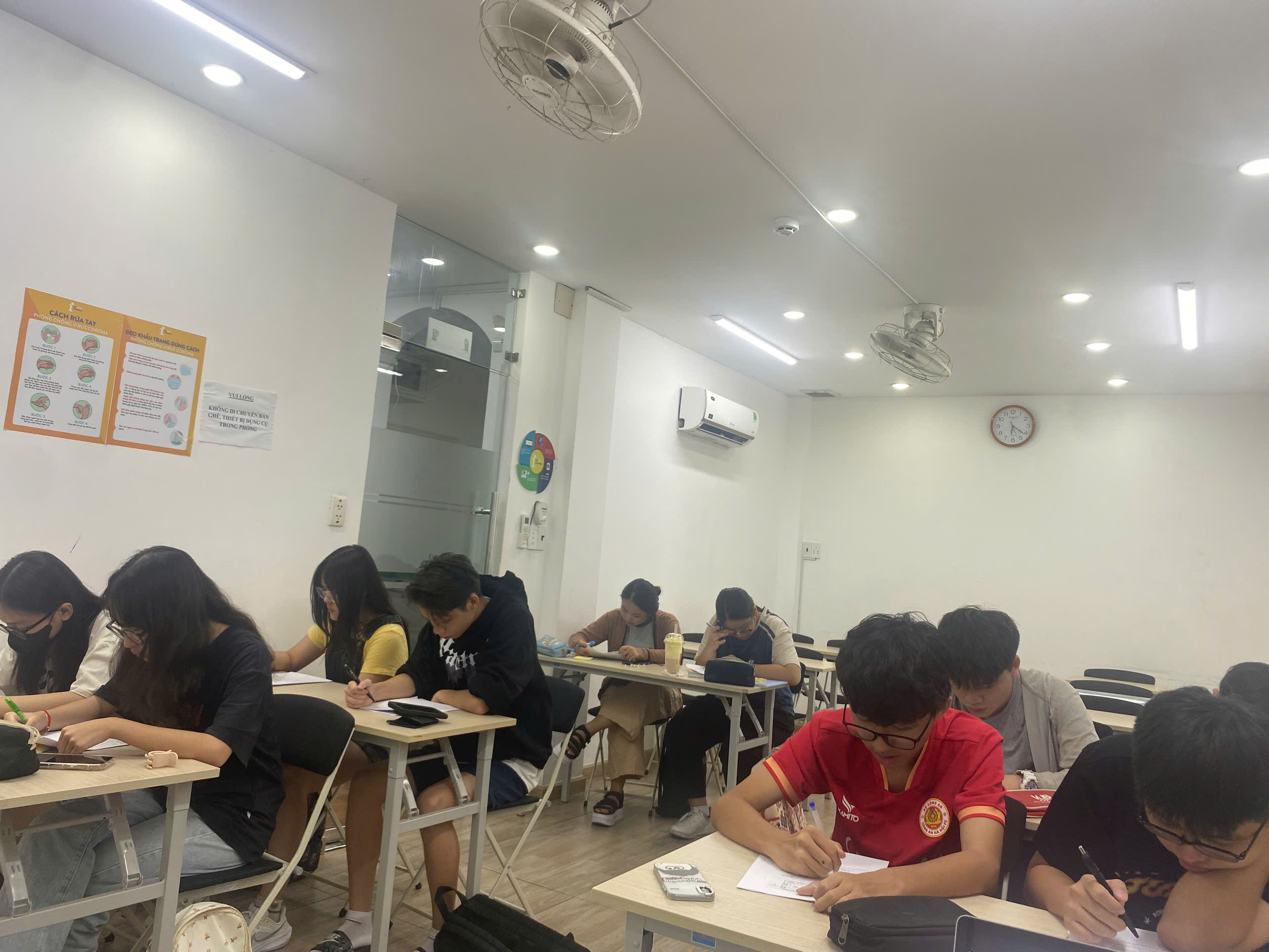 Học viên luyện tập tại lớp