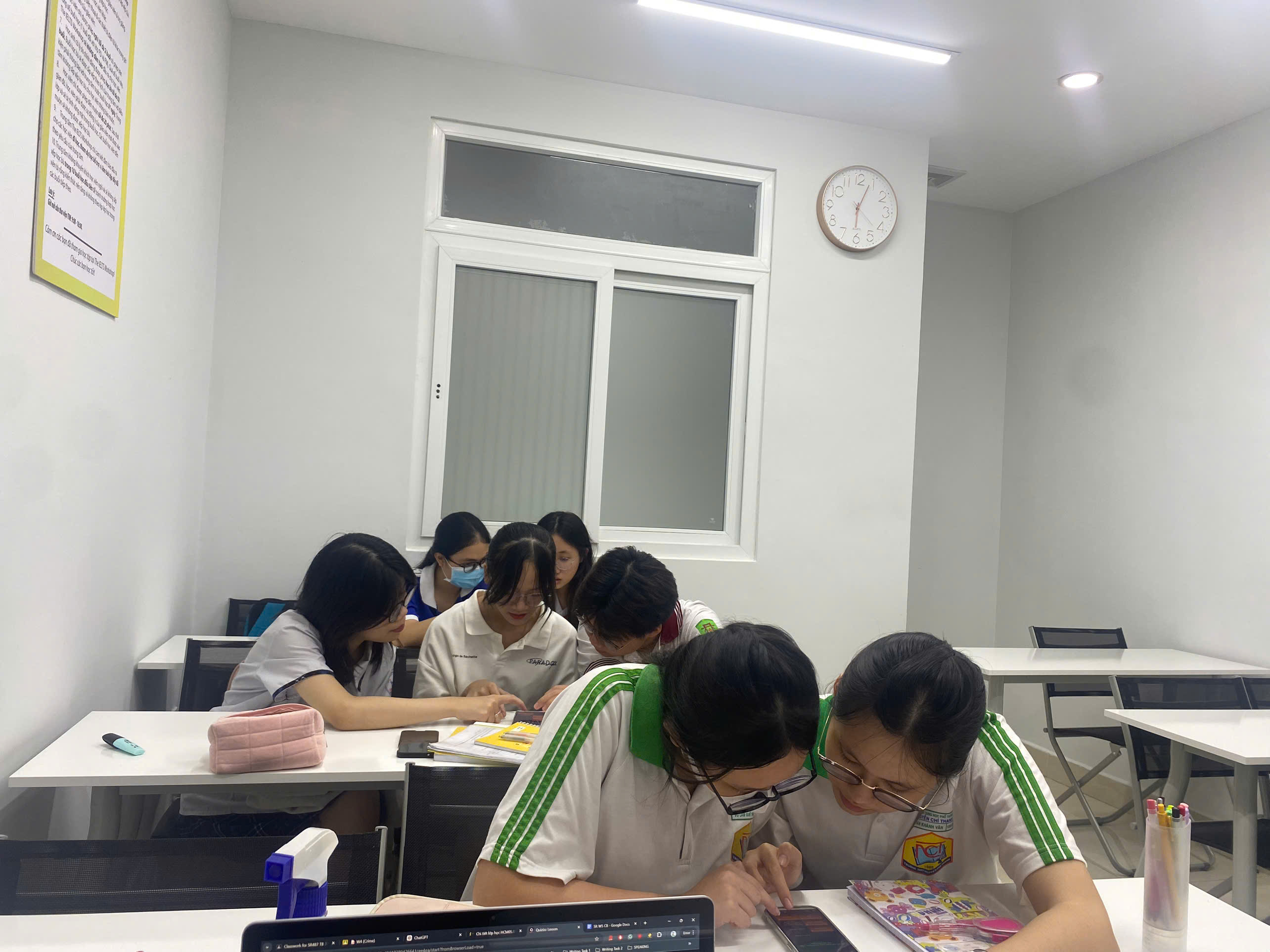 Học viên cùng trao đổi bài tập