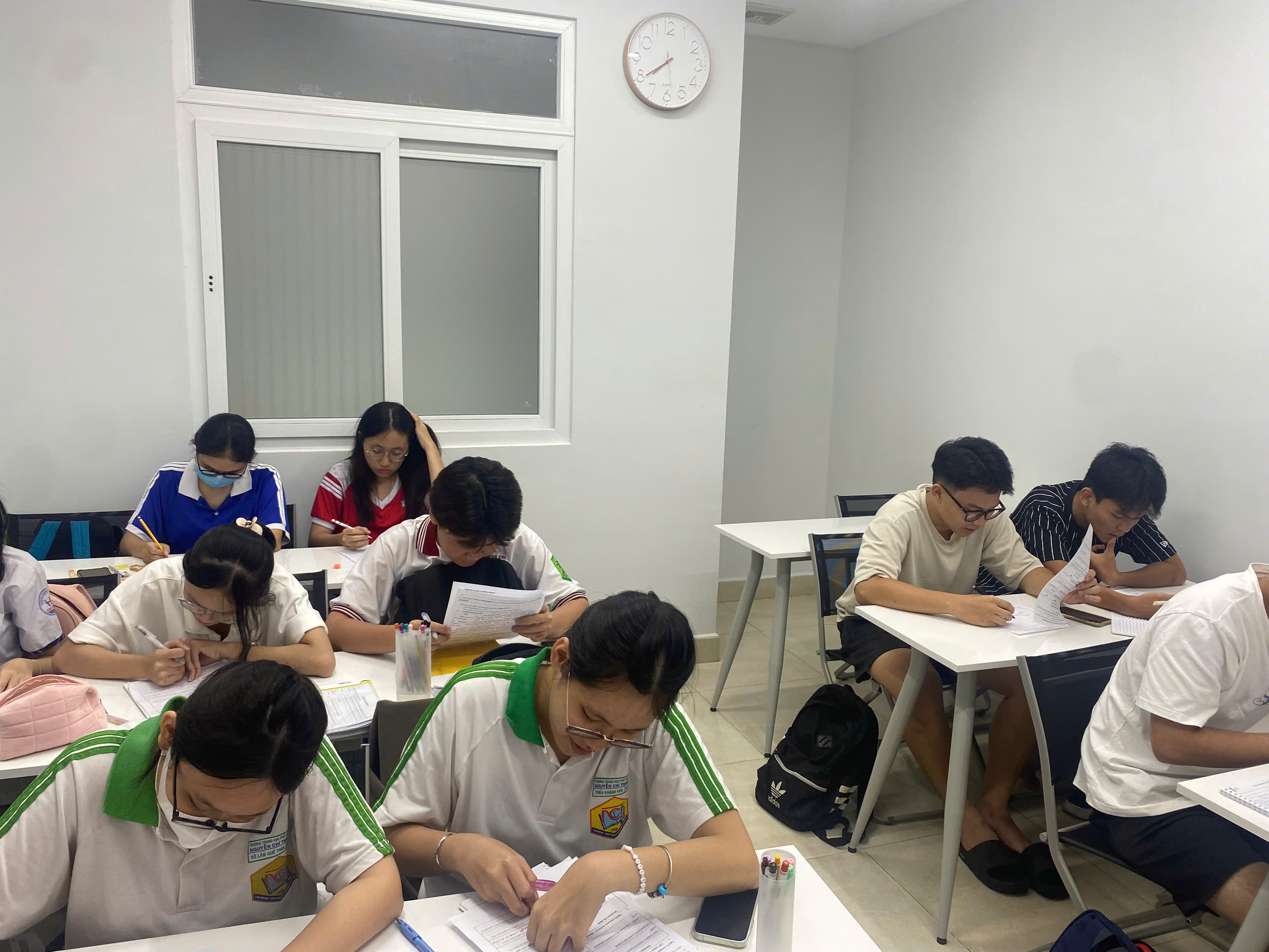 Học viên chăm chú làm bài trong lớp